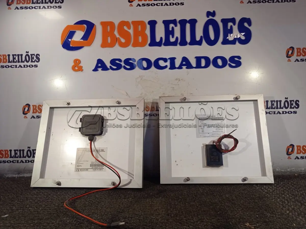 LOTE 454 - 02 PAINÉIS SOLARES 18V 10W.  (NO ESTADO) ATENÇÃO! FAZER A VISITAÇÃO ANTES DE ARREMATAR, NÃO SABEMOS SE FUNCIONA. LEILÃO NÃO TEM GARANTIA E NEM DEVOLUÇÃO, SUJEITO A POSSÍVEIS AVARIAS VISÍVEIS/OCULTAS E/OU AUSÊNCIA DE COMPONENTES.