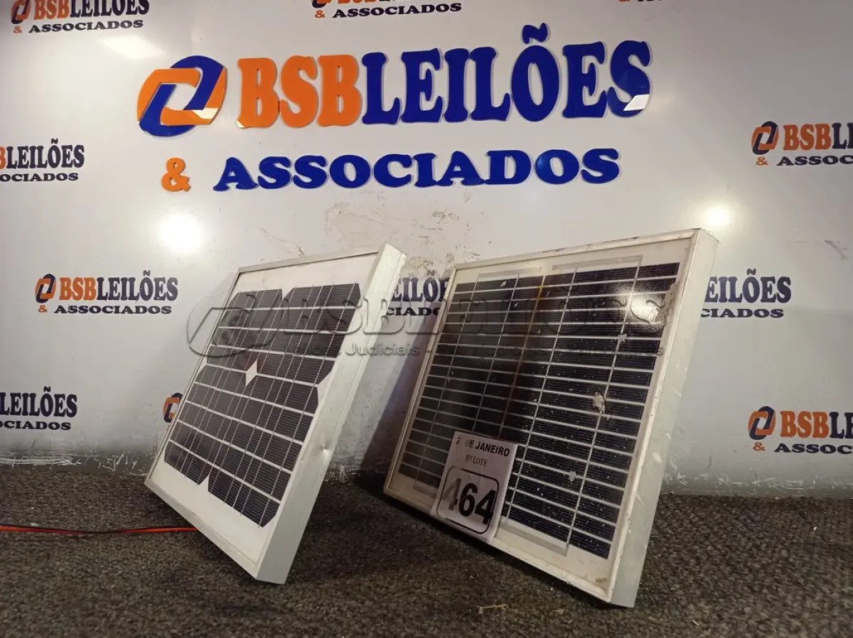 LOTE 464 - 02 PAINÉIS SOLARES 18V 10W.  (NO ESTADO) ATENÇÃO! FAZER A VISITAÇÃO ANTES DE ARREMATAR, NÃO SABEMOS SE FUNCIONA. LEILÃO NÃO TEM GARANTIA E NEM DEVOLUÇÃO, SUJEITO A POSSÍVEIS AVARIAS VISÍVEIS/OCULTAS E/OU AUSÊNCIA DE COMPONENTES.