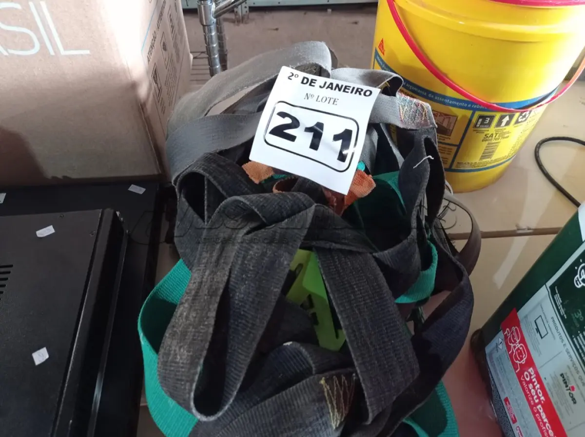 LOTE 211 - 05 CINTOS DE SEGURANÇA. (NO ESTADO) ATENÇÃO! FAZER A VISITAÇÃO ANTES DE ARREMATAR, NÃO SABEMOS SE FUNCIONA. LEILÃO NÃO TEM GARANTIA E NEM DEVOLUÇÃO, SUJEITO A POSSÍVEIS AVARIAS VISÍVEIS/OCULTAS E/OU AUSÊNCIA DE COMPONENTES.