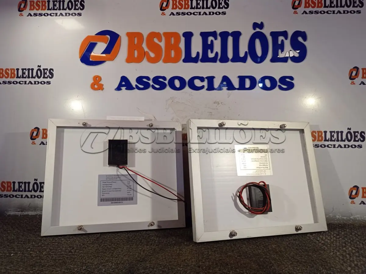 LOTE 276 - 02 PAINÉIS SOLARES 18V 10W.  (NO ESTADO) ATENÇÃO! FAZER A VISITAÇÃO ANTES DE ARREMATAR, NÃO SABEMOS SE FUNCIONA. LEILÃO NÃO TEM GARANTIA E NEM DEVOLUÇÃO, SUJEITO A POSSÍVEIS AVARIAS VISÍVEIS/OCULTAS E/OU AUSÊNCIA DE COMPONENTES.