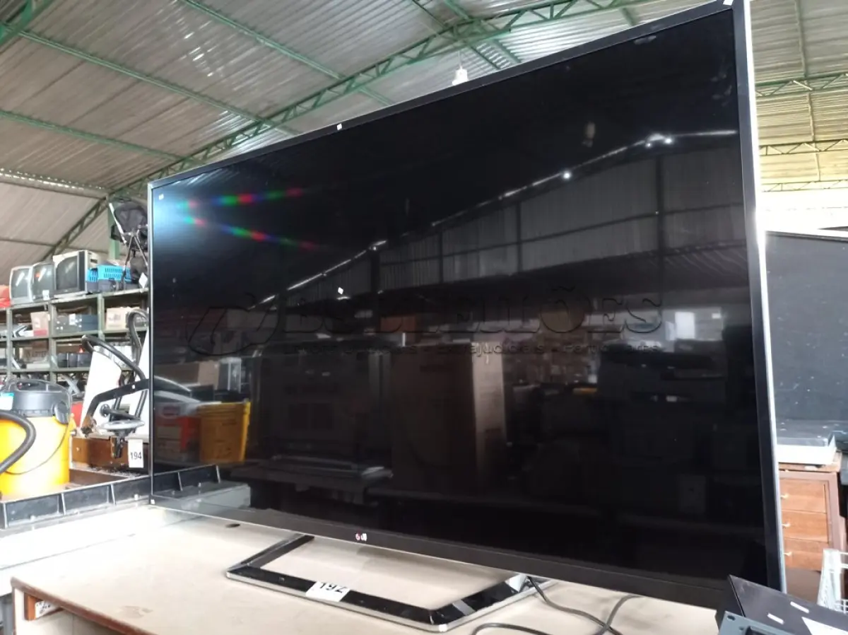 LOTE 192 - 01 TV 84” MARCA LG COM A TELA QUEBRADA. (NO ESTADO) ATENÇÃO! FAZER A VISITAÇÃO ANTES DE ARREMATAR, NÃO SABEMOS SE FUNCIONA. LEILÃO NÃO TEM GARANTIA E NEM DEVOLUÇÃO, SUJEITO A POSSÍVEIS AVARIAS VISÍVEIS/OCULTAS E/OU AUSÊNCIA DE COMPONENTES.
