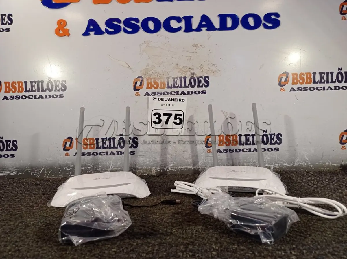 LOTE 375 - 02 ROTEADORES TP-LINK COM CABO E FONTE. (NO ESTADO) ATENÇÃO! FAZER A VISITAÇÃO ANTES DE ARREMATAR, NÃO SABEMOS SE FUNCIONA. LEILÃO NÃO TEM GARANTIA E NEM DEVOLUÇÃO, SUJEITO A POSSÍVEIS AVARIAS VISÍVEIS/OCULTAS E/OU AUSÊNCIA DE COMPONENTES.