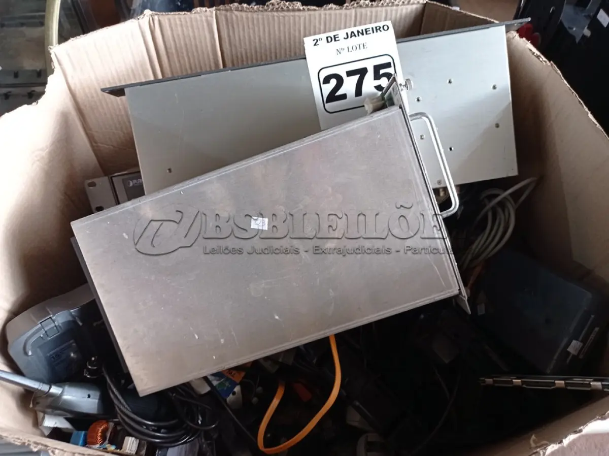 LOTE 275 - 01 LOTE COM APARELHOS ELETRÔNICOS DIVERSOS E 01 CAIXA COM DISJUNTORES.(NO ESTADO) ATENÇÃO! FAZER A VISITAÇÃO ANTES DE ARREMATAR, NÃO SABEMOS SE FUNCIONA. LEILÃO NÃO TEM GARANTIA E NEM DEVOLUÇÃO, SUJEITO A POSSÍVEIS AVARIAS VISÍVEIS/OCULTAS E/OU AUSÊNCIA DE COMPONENTES.