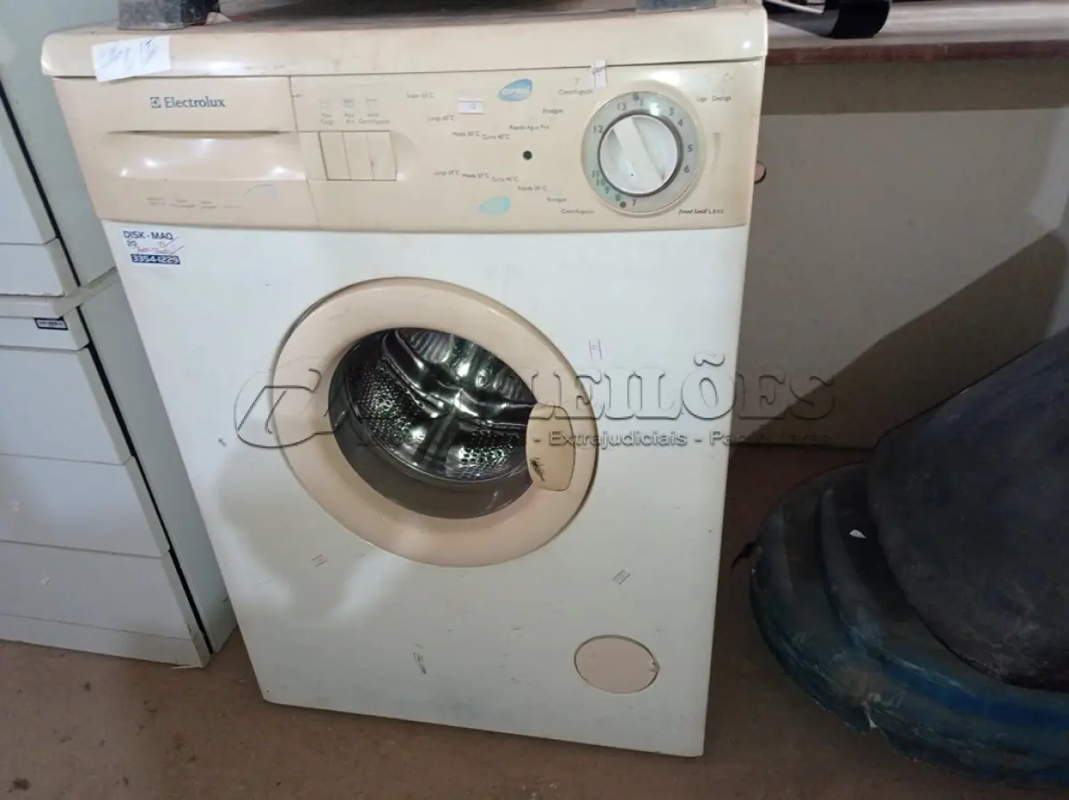 LOTE 186 - 01 LAVADORA DE ROUPAS MARCA ELECTROLUX E 01 FOGÃO 04 BOCAS MARCA ESMALTEC. (NO ESTADO) ATENÇÃO! FAZER A VISITAÇÃO ANTES DE ARREMATAR, NÃO SABEMOS SE FUNCIONA. LEILÃO NÃO TEM GARANTIA E NEM DEVOLUÇÃO, SUJEITO A POSSÍVEIS AVARIAS VISÍVEIS/OCULTAS E/OU AUSÊNCIA DE COMPONENTES.