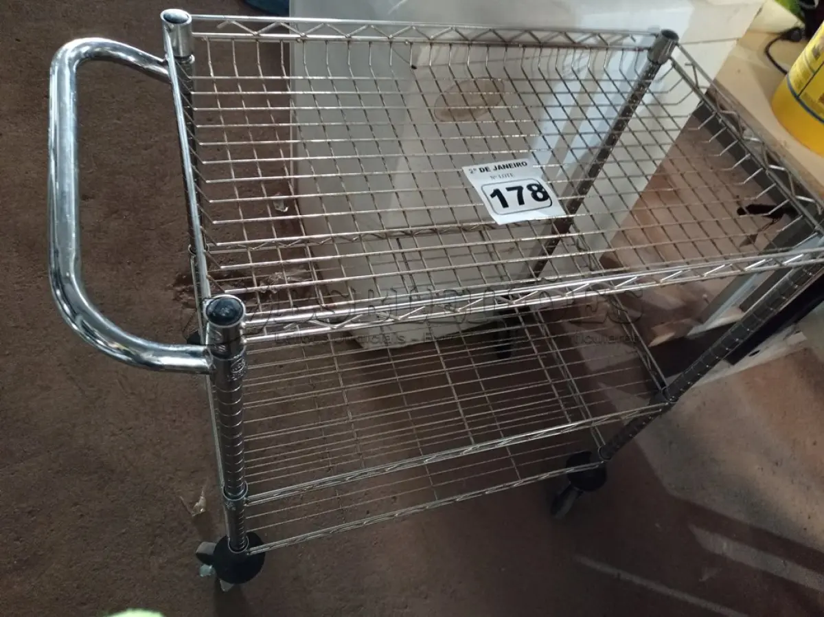 LOTE 178 - 01 CARRINHO PARA TRANSPORTE DE UTENSILIOS COM TRES DIVISOES. (NO ESTADO) ATENÇÃO! FAZER A VISITAÇÃO ANTES DE ARREMATAR, NÃO SABEMOS SE FUNCIONA. LEILÃO NÃO TEM GARANTIA E NEM DEVOLUÇÃO, SUJEITO A POSSÍVEIS AVARIAS VISÍVEIS/OCULTAS E/OU AUSÊNCIA DE COMPONENTES.