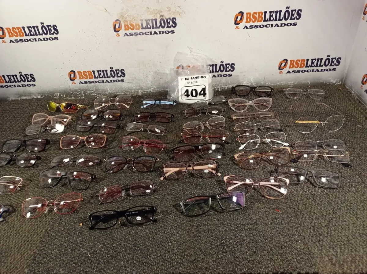 LOTE 404 - 01 LOTE COM APROXIMADAMENTE 30 ARMAÇÕES DE ÓCULOS. (NO ESTADO) ATENÇÃO! FAZER A VISITAÇÃO ANTES DE ARREMATAR, NÃO SABEMOS SE FUNCIONA. LEILÃO NÃO TEM GARANTIA E NEM DEVOLUÇÃO, SUJEITO A POSSÍVEIS AVARIAS VISÍVEIS/OCULTAS E/OU AUSÊNCIA DE COMPONENTES.