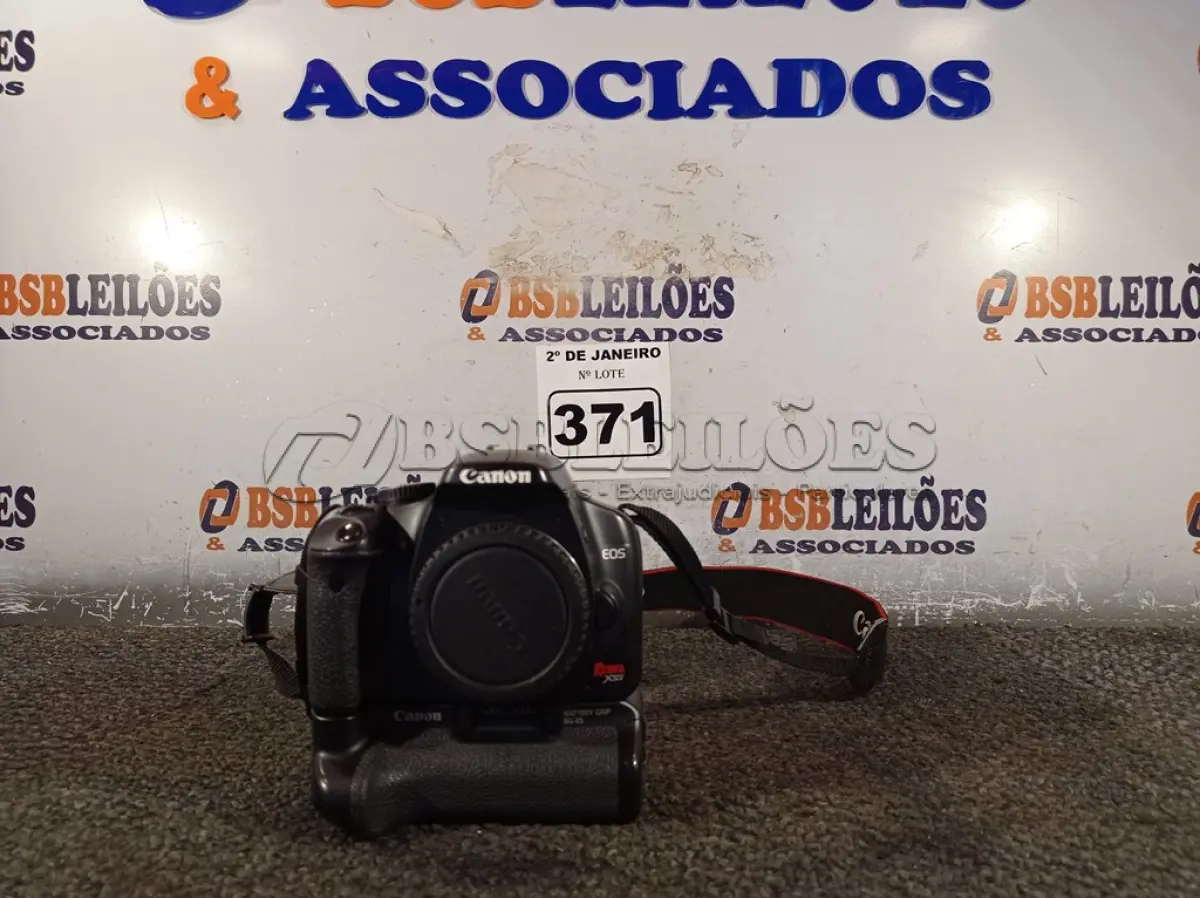 LOTE 371 - 01 CÂMERA FOTOGRÁFICA DIGITAL CANON  COM BATERIA  BG-E5 EOS SEM O CORPO (LENTE). (NO ESTADO) ATENÇÃO! FAZER A VISITAÇÃO ANTES DE ARREMATAR, NÃO SABEMOS SE FUNCIONA. LEILÃO NÃO TEM GARANTIA E NEM DEVOLUÇÃO, SUJEITO A POSSÍVEIS AVARIAS VISÍVEIS/OCULTAS E/OU AUSÊNCIA DE COMPONENTES.