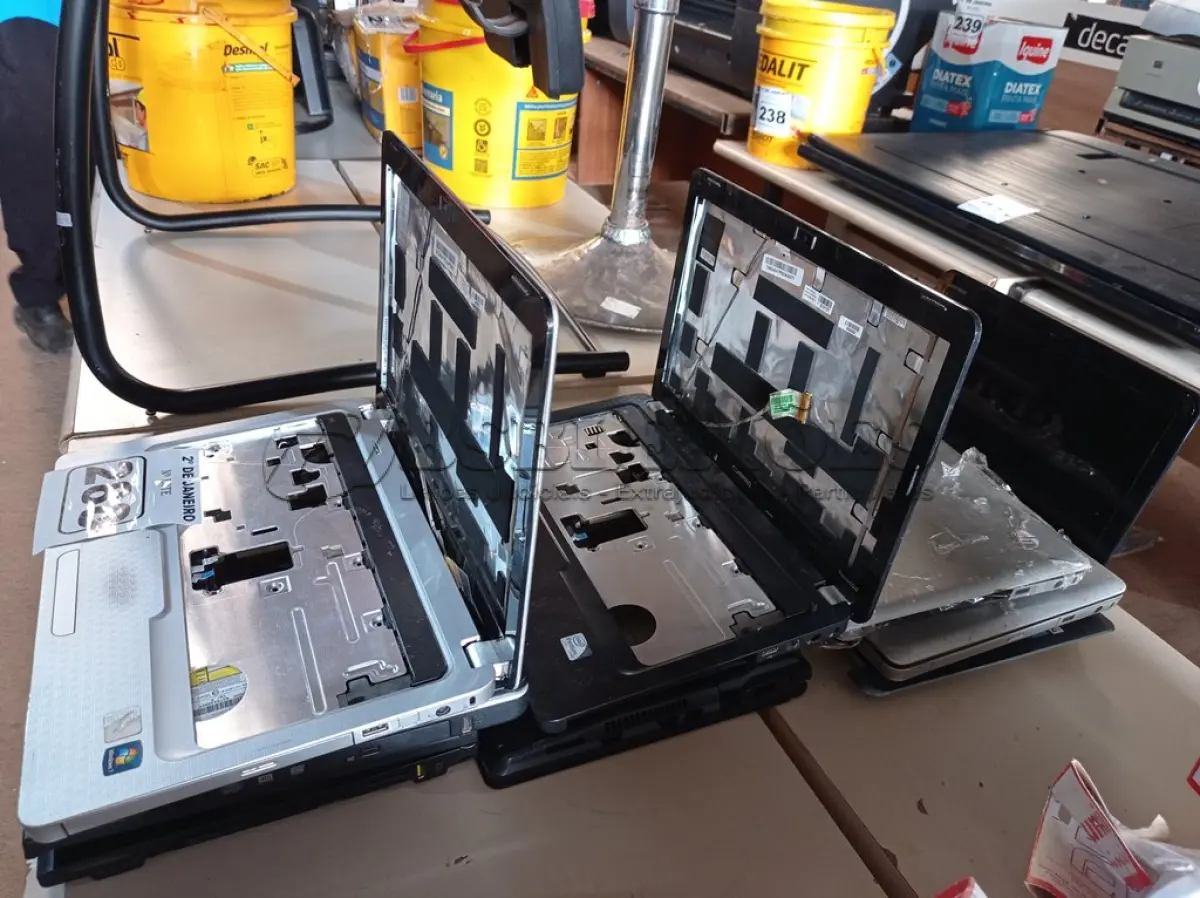 LOTE 288 - 01 LOTE COM NOTEBOOKS PARA RETIRADA DE PEÇAS. (NO ESTADO) ATENÇÃO! FAZER A VISITAÇÃO ANTES DE ARREMATAR, NÃO SABEMOS SE FUNCIONA. LEILÃO NÃO TEM GARANTIA E NEM DEVOLUÇÃO, SUJEITO A POSSÍVEIS AVARIAS VISÍVEIS/OCULTAS E/OU AUSÊNCIA DE COMPONENTES.