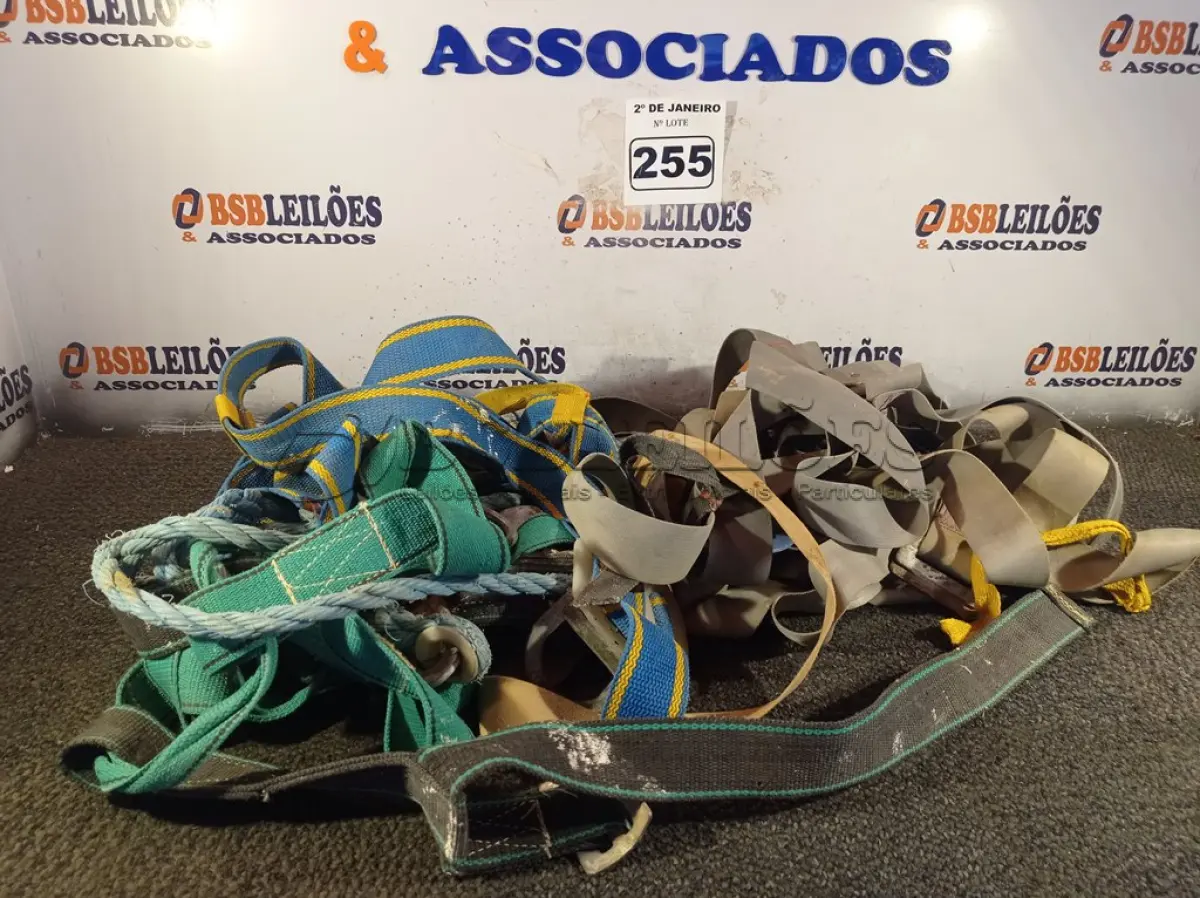 LOTE 255 - 05 CINTOS DE SEGURANÇA. (NO ESTADO) ATENÇÃO! FAZER A VISITAÇÃO ANTES DE ARREMATAR, NÃO SABEMOS SE FUNCIONA. LEILÃO NÃO TEM GARANTIA E NEM DEVOLUÇÃO, SUJEITO A POSSÍVEIS AVARIAS VISÍVEIS/OCULTAS E/OU AUSÊNCIA DE COMPONENTES.