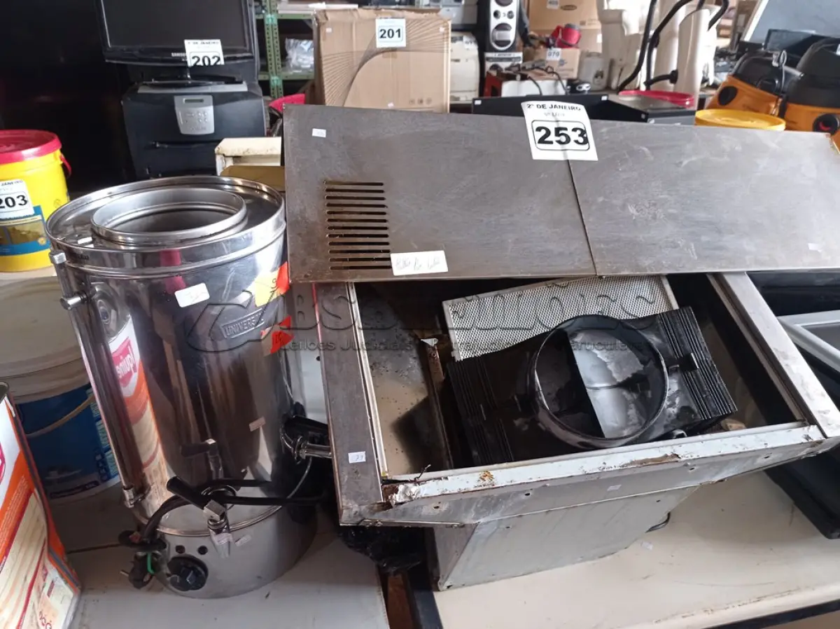 LOTE 253 - 03 DEPURADORES DE AR MARCAS E MODELOS DIVERSOS E 01 CAFETEIRA EM INOX. (NO ESTADO) ATENÇÃO! FAZER A VISITAÇÃO ANTES DE ARREMATAR, NÃO SABEMOS SE FUNCIONA. LEILÃO NÃO TEM GARANTIA E NEM DEVOLUÇÃO, SUJEITO A POSSÍVEIS AVARIAS VISÍVEIS/OCULTAS E/OU AUSÊNCIA DE COMPONENTES.