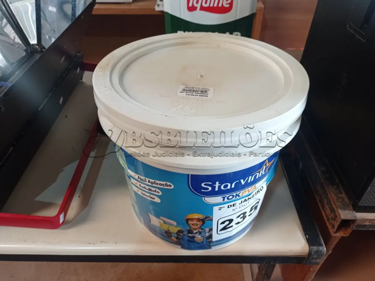 LOTE 235 - 01 BALDE DE MASSA ACRÍLICA STAR VINIL TOK PVA 16L. (NO ESTADO) ATENÇÃO! FAZER A VISITAÇÃO ANTES DE ARREMATAR, NÃO SABEMOS SE FUNCIONA. LEILÃO NÃO TEM GARANTIA E NEM DEVOLUÇÃO, SUJEITO A POSSÍVEIS AVARIAS VISÍVEIS/OCULTAS E/OU AUSÊNCIA DE COMPONENTES.
