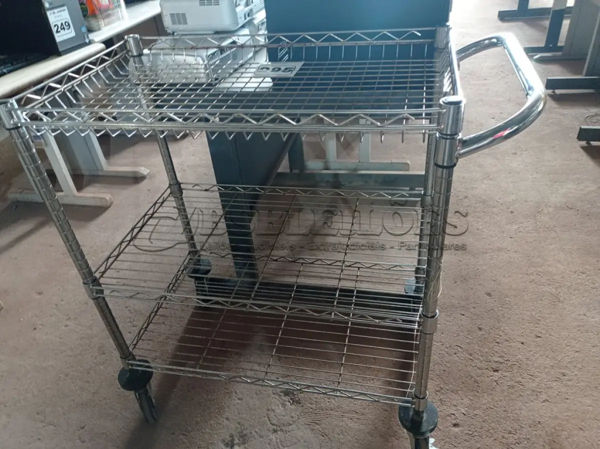 LOTE 285 - 01 CARRINHO PARA TRANSPORTE DE UTENSILIOS COM TRES DIVISOES. (NO ESTADO) ATENÇÃO! FAZER A VISITAÇÃO ANTES DE ARREMATAR, NÃO SABEMOS SE FUNCIONA. LEILÃO NÃO TEM GARANTIA E NEM DEVOLUÇÃO, SUJEITO A POSSÍVEIS AVARIAS VISÍVEIS/OCULTAS E/OU AUSÊNCIA DE COMPONENTES.