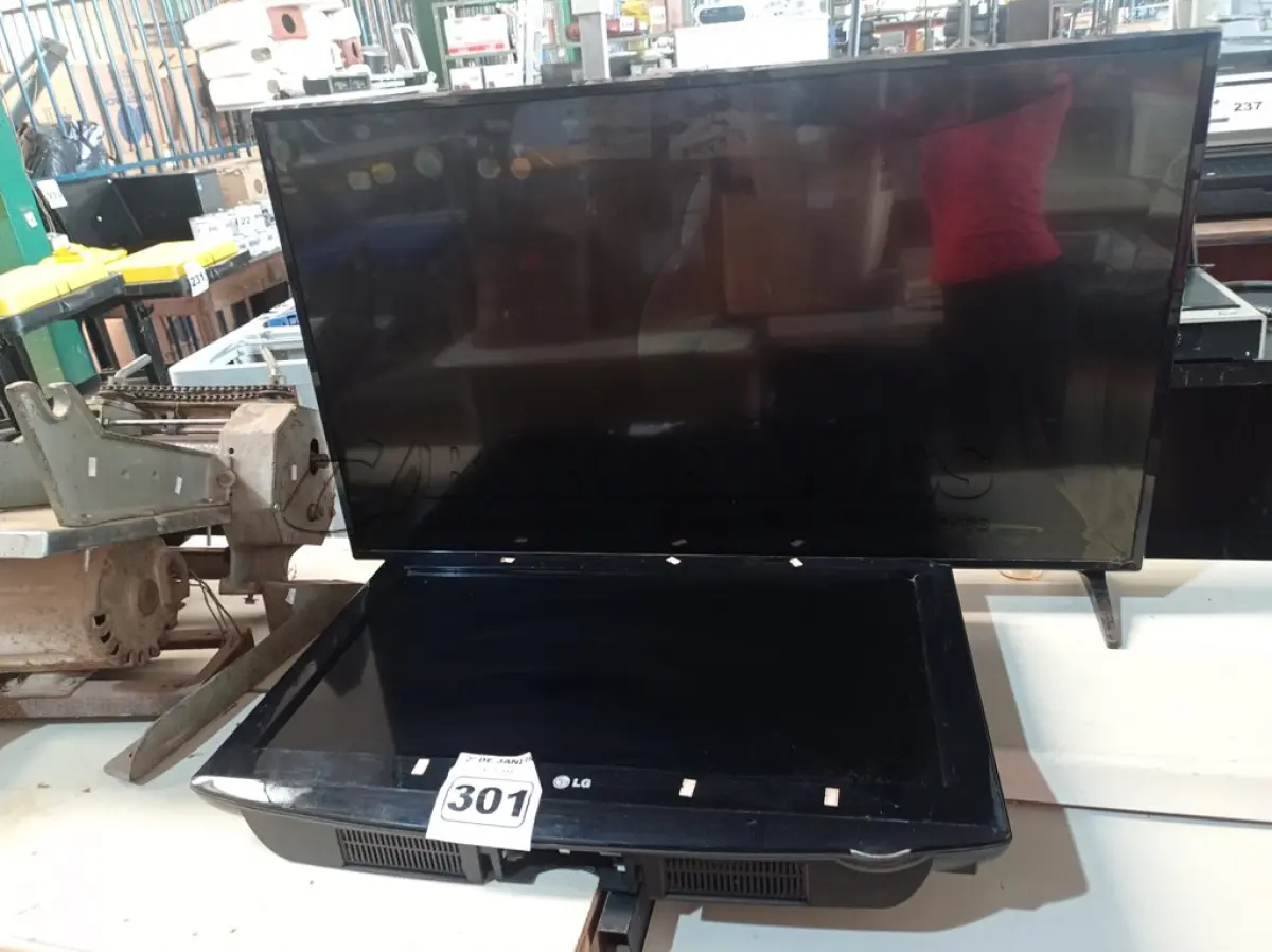 LOTE 301 - 02 TV’S MARCAS E MODELOS DIVERSOS PARA RETIRADA DE PEÇAS. (NO ESTADO) ATENÇÃO! FAZER A VISITAÇÃO ANTES DE ARREMATAR, NÃO SABEMOS SE FUNCIONA. LEILÃO NÃO TEM GARANTIA E NEM DEVOLUÇÃO, SUJEITO A POSSÍVEIS AVARIAS VISÍVEIS/OCULTAS E/OU AUSÊNCIA DE COMPONENTES.