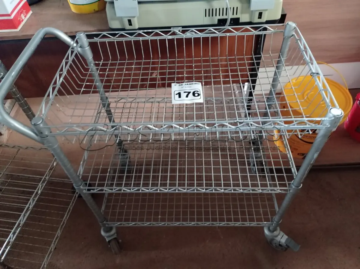 LOTE 176 - 01 CARRINHO PARA TRANSPORTE DE UTENSILIOS COM TRES DIVISOES. (NO ESTADO) ATENÇÃO! FAZER A VISITAÇÃO ANTES DE ARREMATAR, NÃO SABEMOS SE FUNCIONA. LEILÃO NÃO TEM GARANTIA E NEM DEVOLUÇÃO, SUJEITO A POSSÍVEIS AVARIAS VISÍVEIS/OCULTAS E/OU AUSÊNCIA DE COMPONENTES.