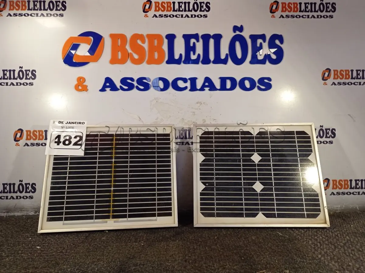 LOTE 482 - 02 PAINÉIS SOLARES 18V 10W.  (NO ESTADO) ATENÇÃO! FAZER A VISITAÇÃO ANTES DE ARREMATAR, NÃO SABEMOS SE FUNCIONA. LEILÃO NÃO TEM GARANTIA E NEM DEVOLUÇÃO, SUJEITO A POSSÍVEIS AVARIAS VISÍVEIS/OCULTAS E/OU AUSÊNCIA DE COMPONENTES.