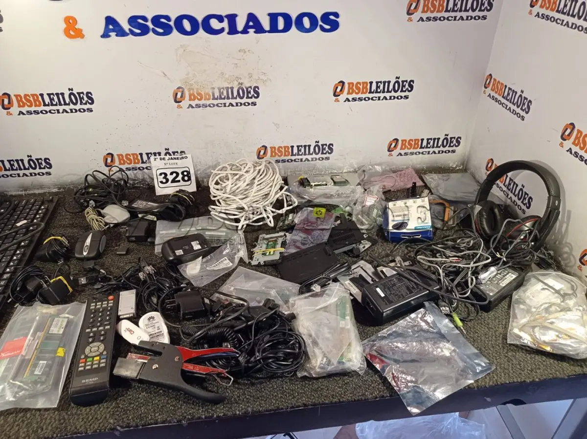 LOTE 328 - 01 LOTE COM DIVERSOS PERIFÉRICOS DE INFORMÁTICA. (NO ESTADO) ATENÇÃO! FAZER A VISITAÇÃO ANTES DE ARREMATAR, NÃO SABEMOS SE FUNCIONA. LEILÃO NÃO TEM GARANTIA E NEM DEVOLUÇÃO, SUJEITO A POSSÍVEIS AVARIAS VISÍVEIS/OCULTAS E/OU AUSÊNCIA DE COMPONENTES.