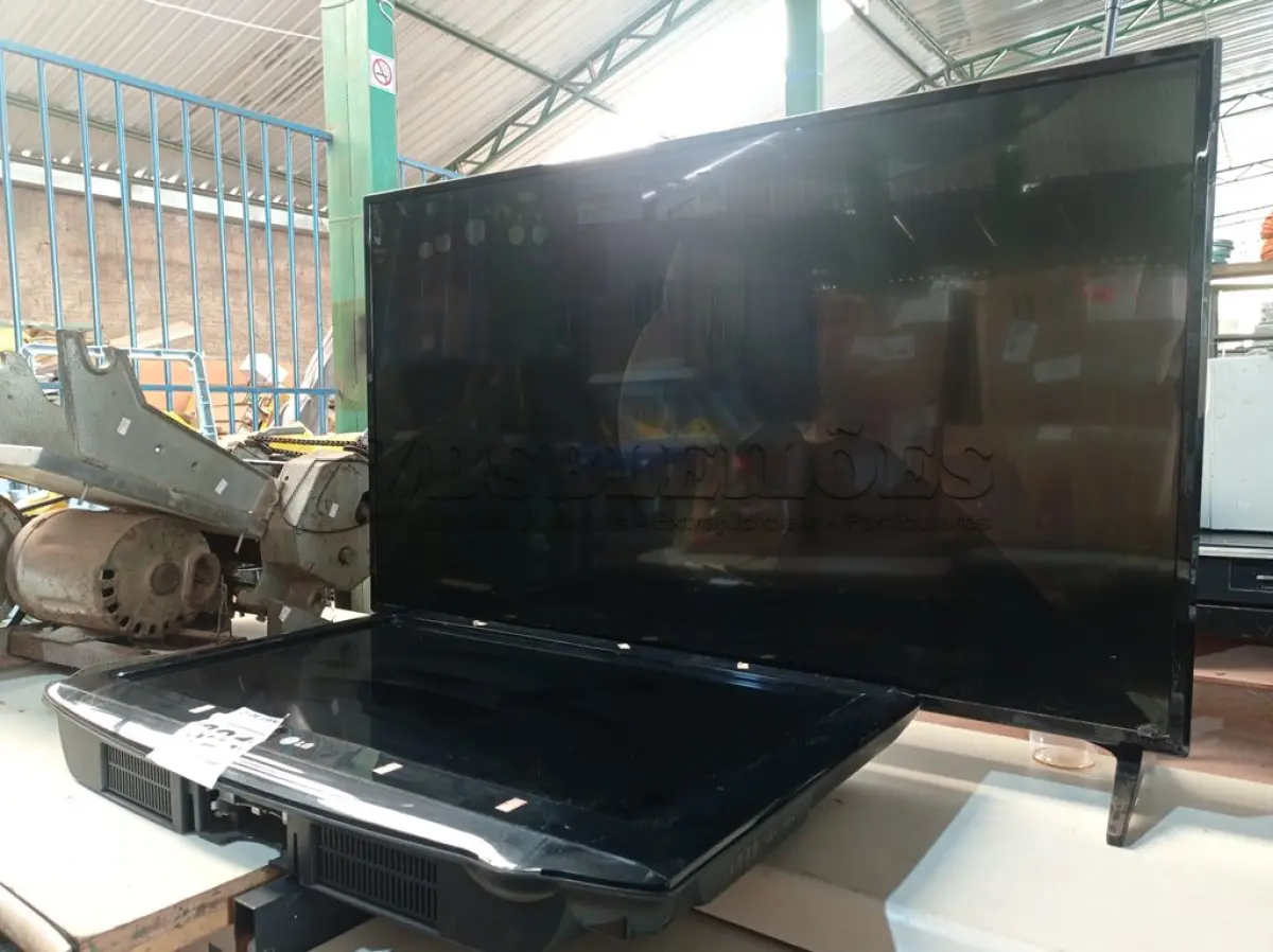LOTE 301 - 02 TV’S MARCAS E MODELOS DIVERSOS PARA RETIRADA DE PEÇAS. (NO ESTADO) ATENÇÃO! FAZER A VISITAÇÃO ANTES DE ARREMATAR, NÃO SABEMOS SE FUNCIONA. LEILÃO NÃO TEM GARANTIA E NEM DEVOLUÇÃO, SUJEITO A POSSÍVEIS AVARIAS VISÍVEIS/OCULTAS E/OU AUSÊNCIA DE COMPONENTES.