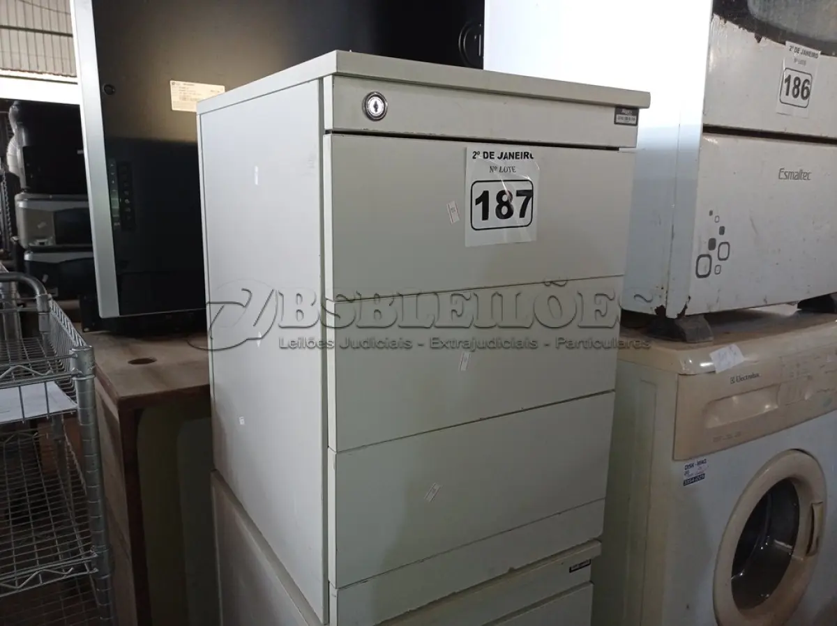 LOTE 187 - 02 GAVETEIROS PARA ESCRITORIO COM 03 GAVETAS CADA. (NO ESTADO) ATENÇÃO! FAZER A VISITAÇÃO ANTES DE ARREMATAR, NÃO SABEMOS SE FUNCIONA. LEILÃO NÃO TEM GARANTIA E NEM DEVOLUÇÃO, SUJEITO A POSSÍVEIS AVARIAS VISÍVEIS/OCULTAS E/OU AUSÊNCIA DE COMPONENTES.