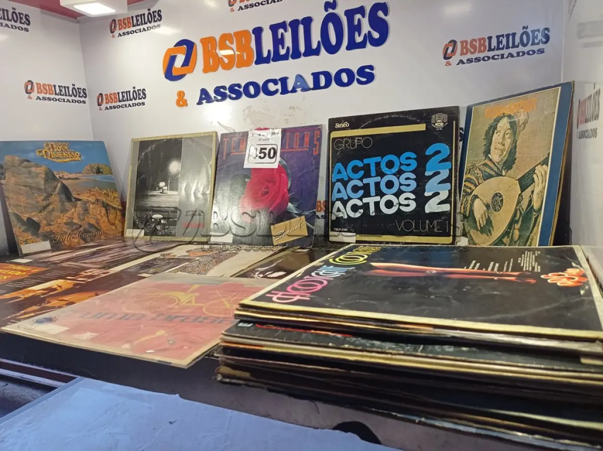 LOTE 450 - 01 LOTE COM DIVERSOS DISCOS DE VINIL. (NO ESTADO) ATENÇÃO! FAZER A VISITAÇÃO ANTES DE ARREMATAR, NÃO SABEMOS SE FUNCIONA. LEILÃO NÃO TEM GARANTIA E NEM DEVOLUÇÃO, SUJEITO A POSSÍVEIS AVARIAS VISÍVEIS/OCULTAS E/OU AUSÊNCIA DE COMPONENTES.