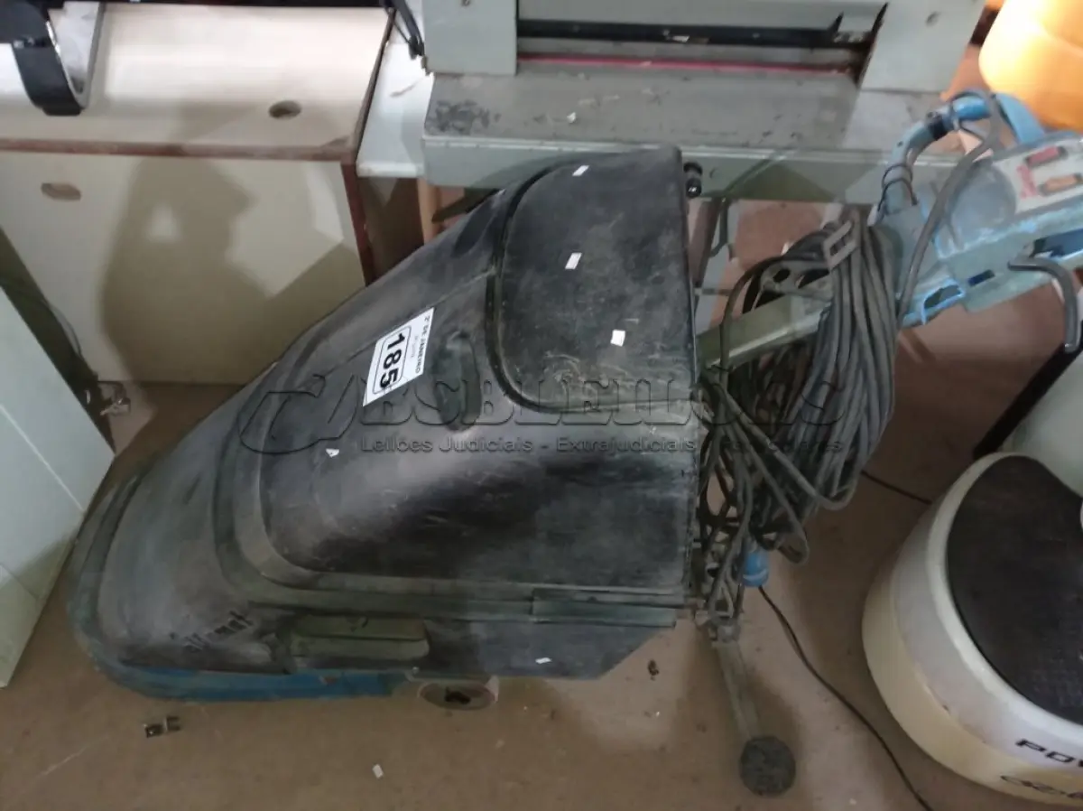 LOTE 185 - 01 MAQUINA DE LAVAR PISOS INDUSTRIAL. (NO ESTADO) ATENÇÃO! FAZER A VISITAÇÃO ANTES DE ARREMATAR, NÃO SABEMOS SE FUNCIONA. LEILÃO NÃO TEM GARANTIA E NEM DEVOLUÇÃO, SUJEITO A POSSÍVEIS AVARIAS VISÍVEIS/OCULTAS E/OU AUSÊNCIA DE COMPONENTES.