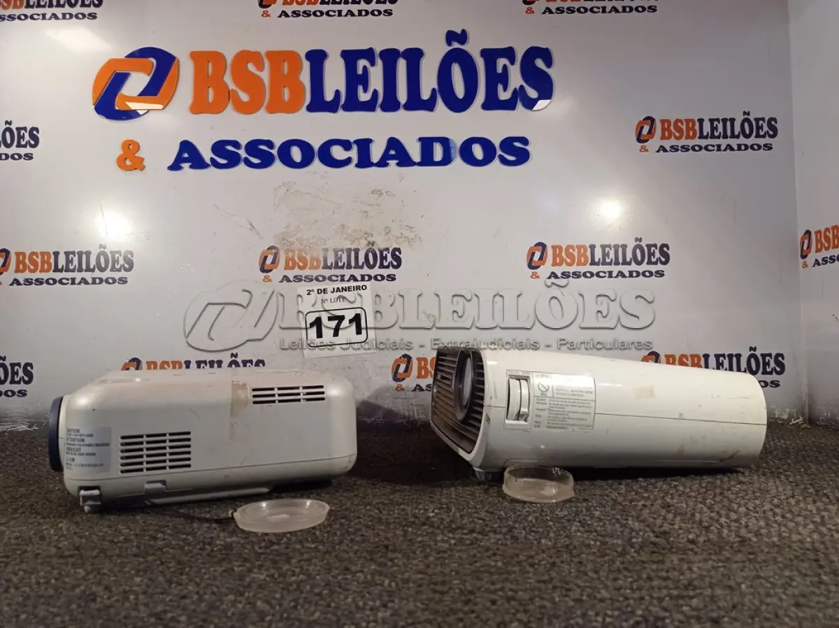 LOTE 171 - 02 PROJETORES MULTIMIDEA PARA RETIRADA DE PEÇAS. (NO ESTADO) ATENÇÃO! FAZER A VISITAÇÃO ANTES DE ARREMATAR, NÃO SABEMOS SE FUNCIONA. LEILÃO NÃO TEM GARANTIA E NEM DEVOLUÇÃO, SUJEITO A POSSÍVEIS AVARIAS VISÍVEIS/OCULTAS E/OU AUSÊNCIA DE COMPONENTES.