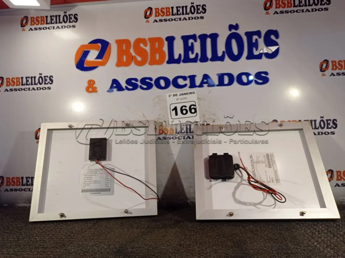 LOTE 166 - 02 PAINÉIS SOLARES 18V 10W.  (NO ESTADO) ATENÇÃO! FAZER A VISITAÇÃO ANTES DE ARREMATAR, NÃO SABEMOS SE FUNCIONA. LEILÃO NÃO TEM GARANTIA E NEM DEVOLUÇÃO, SUJEITO A POSSÍVEIS AVARIAS VISÍVEIS/OCULTAS E/OU AUSÊNCIA DE COMPONENTES.