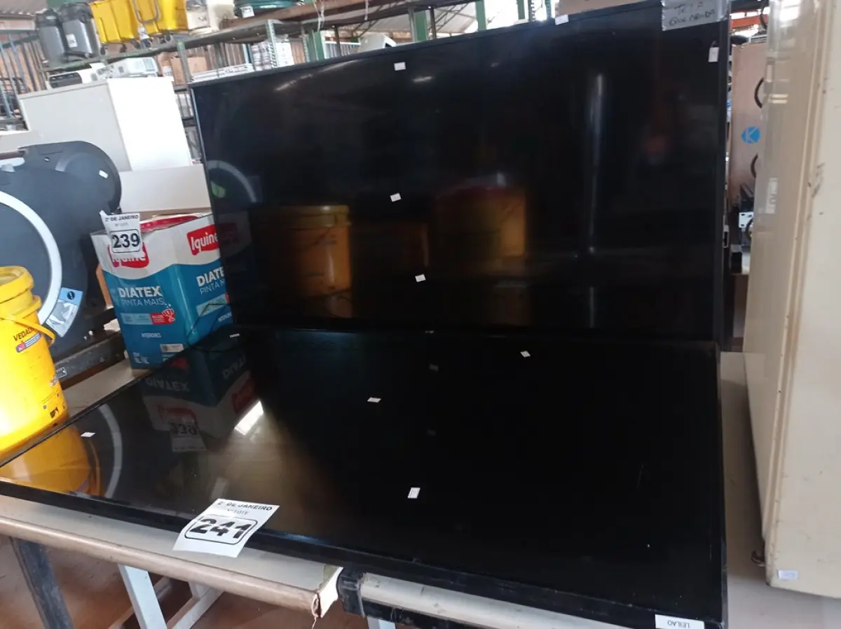 LOTE 241 - 02 TV’S MARCAS E MODELOS DIVERSOS PARA RETIRADA DE PEÇAS. (NO ESTADO) ATENÇÃO! FAZER A VISITAÇÃO ANTES DE ARREMATAR, NÃO SABEMOS SE FUNCIONA. LEILÃO NÃO TEM GARANTIA E NEM DEVOLUÇÃO, SUJEITO A POSSÍVEIS AVARIAS VISÍVEIS/OCULTAS E/OU AUSÊNCIA DE COMPONENTES.
