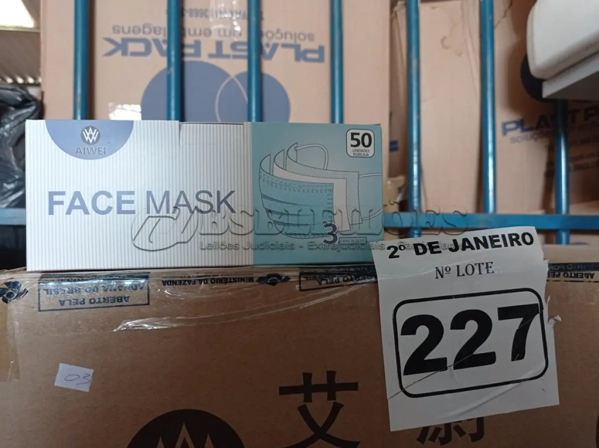 LOTE 227 - 01 CAIXA COM APROXIMADAMENTE 2.000 MASCARAS DESCARTÁVEIS VARIADAS. (NO ESTADO) ATENÇÃO! FAZER A VISITAÇÃO ANTES DE ARREMATAR, NÃO SABEMOS SE FUNCIONA. LEILÃO NÃO TEM GARANTIA E NEM DEVOLUÇÃO, SUJEITO A POSSÍVEIS AVARIAS VISÍVEIS/OCULTAS E/OU AUSÊNCIA DE COMPONENTES.