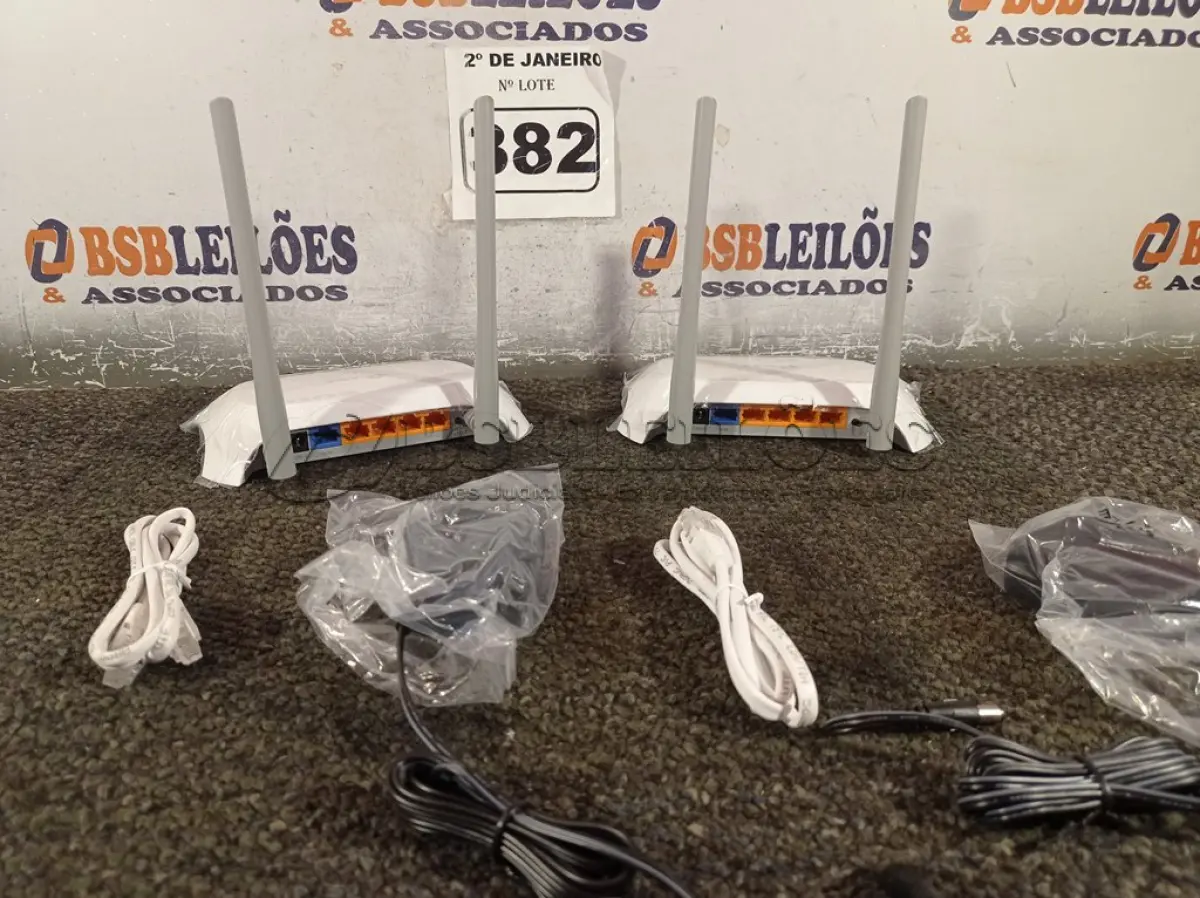 LOTE 382 - 02 ROTEADORES TP-LINK COM CABO E FONTE. (NO ESTADO) ATENÇÃO! FAZER A VISITAÇÃO ANTES DE ARREMATAR, NÃO SABEMOS SE FUNCIONA. LEILÃO NÃO TEM GARANTIA E NEM DEVOLUÇÃO, SUJEITO A POSSÍVEIS AVARIAS VISÍVEIS/OCULTAS E/OU AUSÊNCIA DE COMPONENTES.