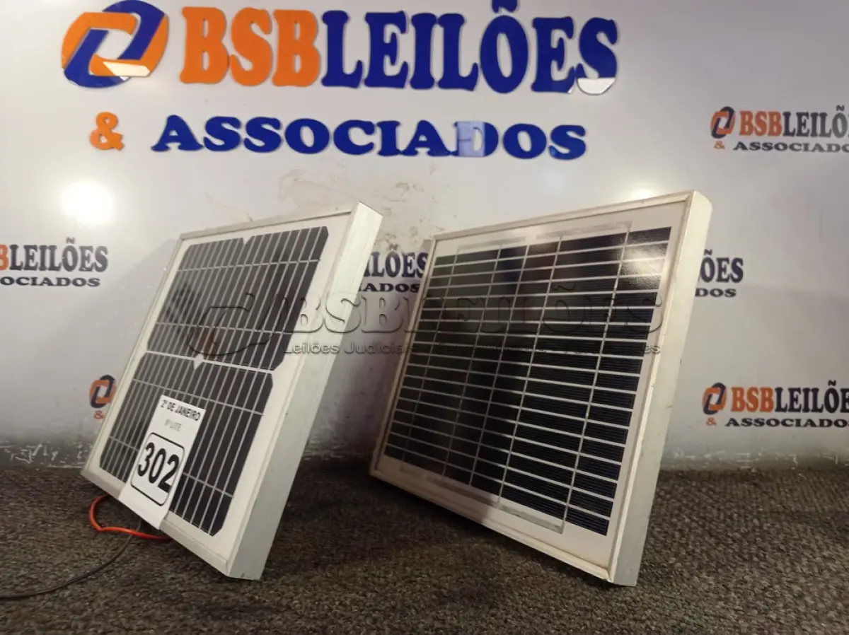 LOTE 302 - 02 PAINÉIS SOLARES 18V 10W.  (NO ESTADO) ATENÇÃO! FAZER A VISITAÇÃO ANTES DE ARREMATAR, NÃO SABEMOS SE FUNCIONA. LEILÃO NÃO TEM GARANTIA E NEM DEVOLUÇÃO, SUJEITO A POSSÍVEIS AVARIAS VISÍVEIS/OCULTAS E/OU AUSÊNCIA DE COMPONENTES.