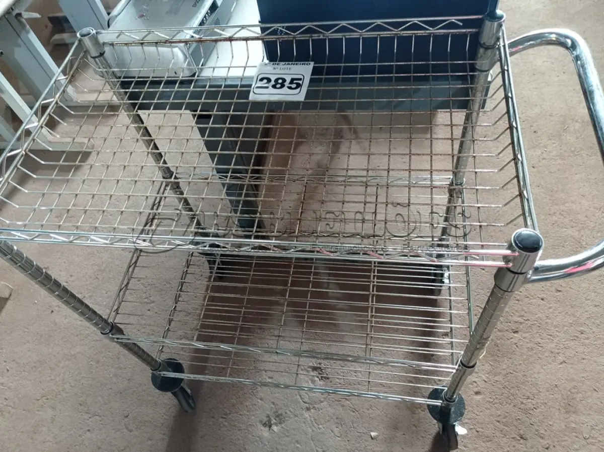 LOTE 285 - 01 CARRINHO PARA TRANSPORTE DE UTENSILIOS COM TRES DIVISOES. (NO ESTADO) ATENÇÃO! FAZER A VISITAÇÃO ANTES DE ARREMATAR, NÃO SABEMOS SE FUNCIONA. LEILÃO NÃO TEM GARANTIA E NEM DEVOLUÇÃO, SUJEITO A POSSÍVEIS AVARIAS VISÍVEIS/OCULTAS E/OU AUSÊNCIA DE COMPONENTES.