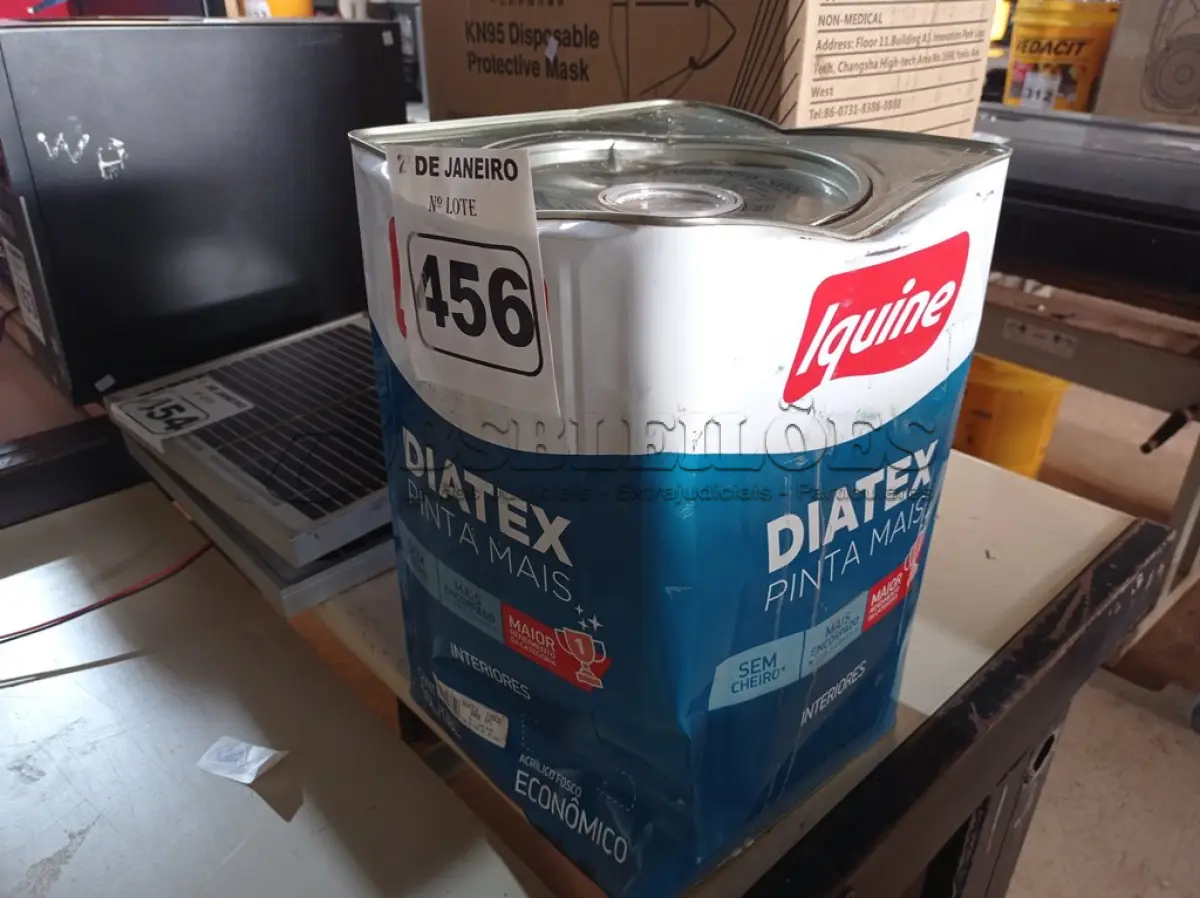 LOTE 456 - 01 LATA DE TINTA IQUINE DIATEX PINTA MAIS 18L FOSCO BASE “P”. (NO ESTADO) ATENÇÃO! FAZER A VISITAÇÃO ANTES DE ARREMATAR, NÃO SABEMOS SE FUNCIONA. LEILÃO NÃO TEM GARANTIA E NEM DEVOLUÇÃO, SUJEITO A POSSÍVEIS AVARIAS VISÍVEIS/OCULTAS E/OU AUSÊNCIA DE COMPONENTES.