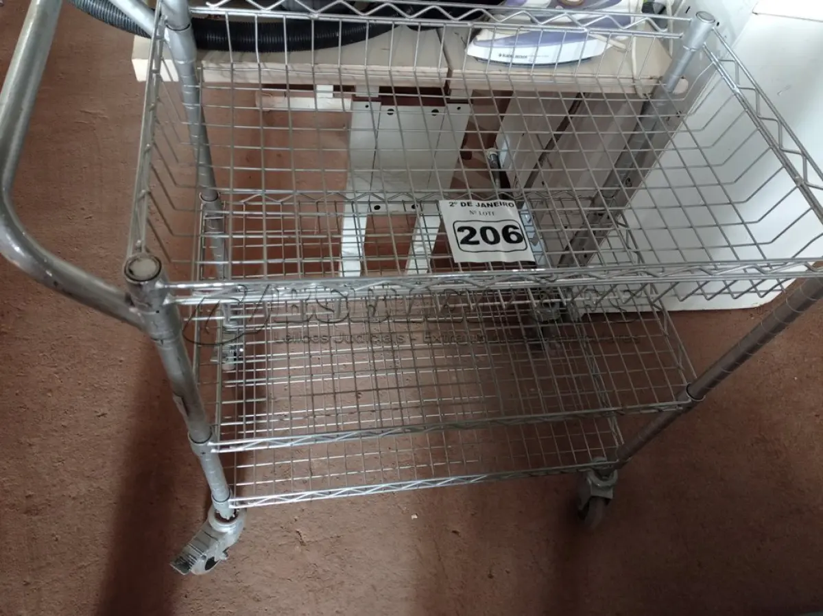 LOTE 206 - 01 CARRINHO PARA TRANSPORTE DE UTENSILIOS COM TRES DIVISOES. (NO ESTADO) ATENÇÃO! FAZER A VISITAÇÃO ANTES DE ARREMATAR, NÃO SABEMOS SE FUNCIONA. LEILÃO NÃO TEM GARANTIA E NEM DEVOLUÇÃO, SUJEITO A POSSÍVEIS AVARIAS VISÍVEIS/OCULTAS E/OU AUSÊNCIA DE COMPONENTES.