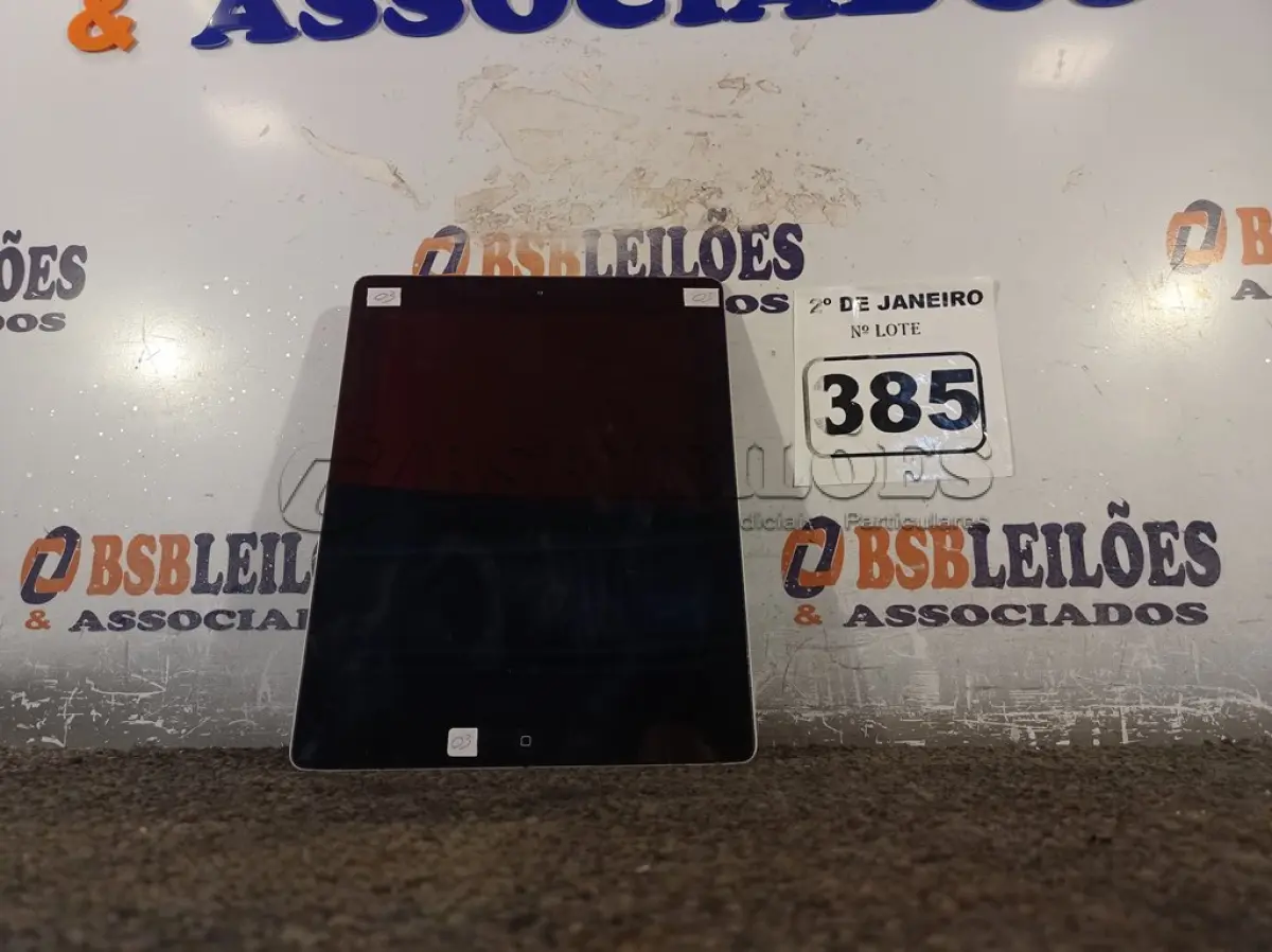 LOTE 385 - 01 IPAD 64 GB SEM CARREGADOR. (NO ESTADO) ATENÇÃO! FAZER A VISITAÇÃO ANTES DE ARREMATAR, NÃO SABEMOS SE FUNCIONA. LEILÃO NÃO TEM GARANTIA E NEM DEVOLUÇÃO, SUJEITO A POSSÍVEIS AVARIAS VISÍVEIS/OCULTAS E/OU AUSÊNCIA DE COMPONENTES.
