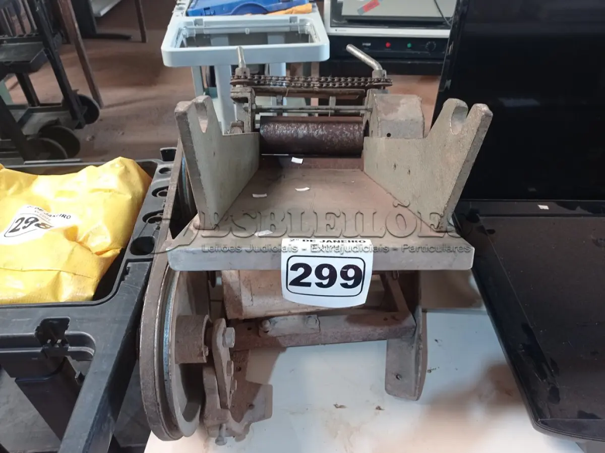 LOTE 299 - 01 CILINDRO PARA MASSAS. (NO ESTADO) ATENÇÃO! FAZER A VISITAÇÃO ANTES DE ARREMATAR, NÃO SABEMOS SE FUNCIONA. LEILÃO NÃO TEM GARANTIA E NEM DEVOLUÇÃO, SUJEITO A POSSÍVEIS AVARIAS VISÍVEIS/OCULTAS E/OU AUSÊNCIA DE COMPONENTES.