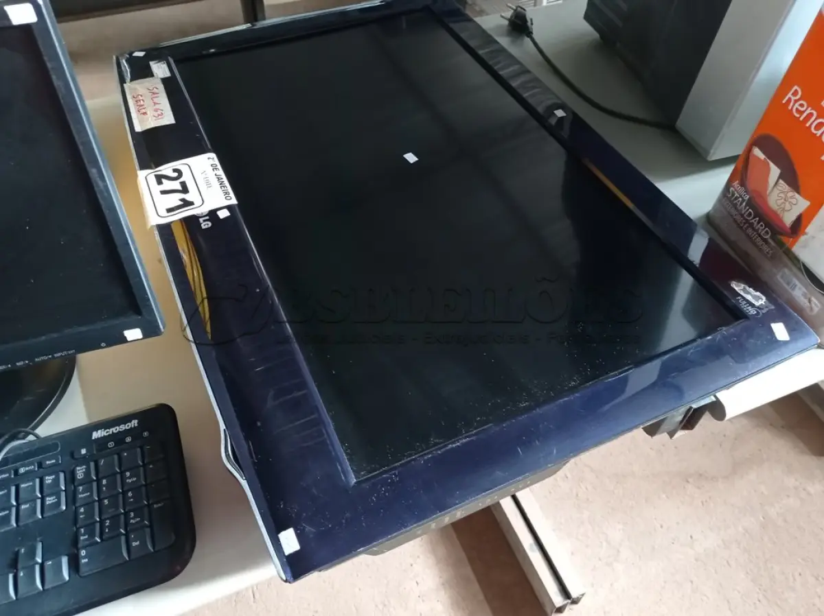 LOTE 271 - 01 TV 32’’ MARCA LG PARA RETIRADA DE PEÇAS. (NO ESTADO) ATENÇÃO! FAZER A VISITAÇÃO ANTES DE ARREMATAR, NÃO SABEMOS SE FUNCIONA. LEILÃO NÃO TEM GARANTIA E NEM DEVOLUÇÃO, SUJEITO A POSSÍVEIS AVARIAS VISÍVEIS/OCULTAS E/OU AUSÊNCIA DE COMPONENTES.