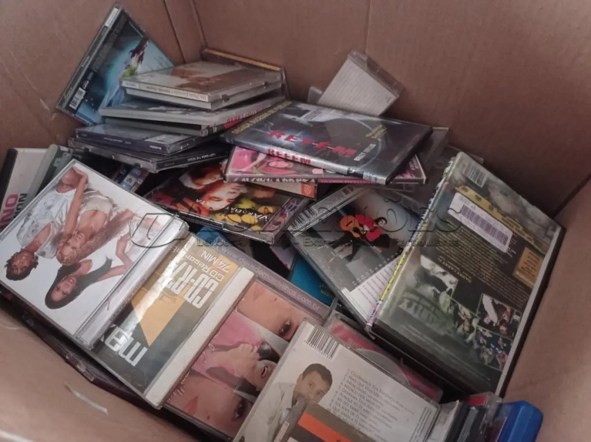 LOTE 213 - 01 LOTE COM FITAS CASSETE, DVD E CDS. (NO ESTADO) ATENÇÃO! FAZER A VISITAÇÃO ANTES DE ARREMATAR, NÃO SABEMOS SE FUNCIONA. LEILÃO NÃO TEM GARANTIA E NEM DEVOLUÇÃO, SUJEITO A POSSÍVEIS AVARIAS VISÍVEIS/OCULTAS E/OU AUSÊNCIA DE COMPONENTES.