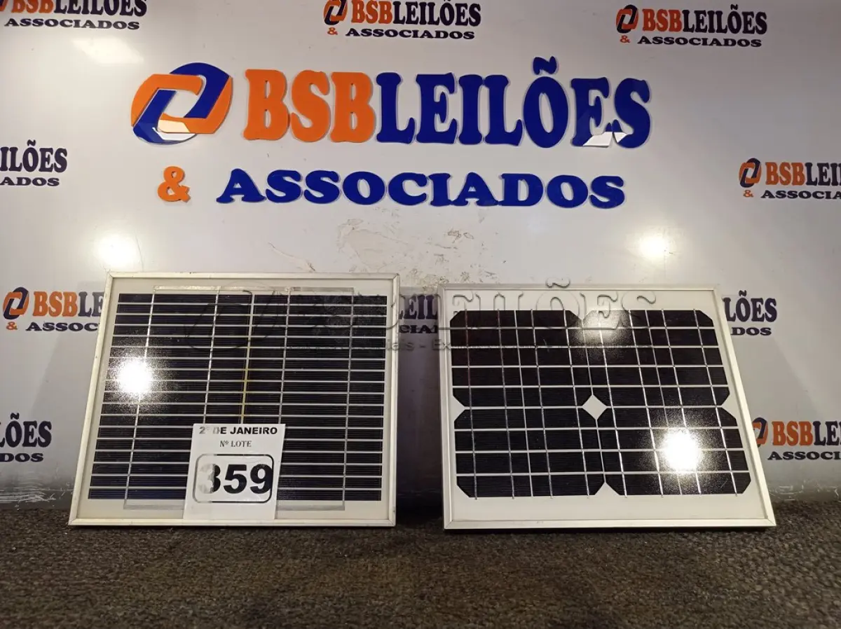 LOTE 359 - 02 PAINÉIS SOLARES 18V 10W.  (NO ESTADO) ATENÇÃO! FAZER A VISITAÇÃO ANTES DE ARREMATAR, NÃO SABEMOS SE FUNCIONA. LEILÃO NÃO TEM GARANTIA E NEM DEVOLUÇÃO, SUJEITO A POSSÍVEIS AVARIAS VISÍVEIS/OCULTAS E/OU AUSÊNCIA DE COMPONENTES.