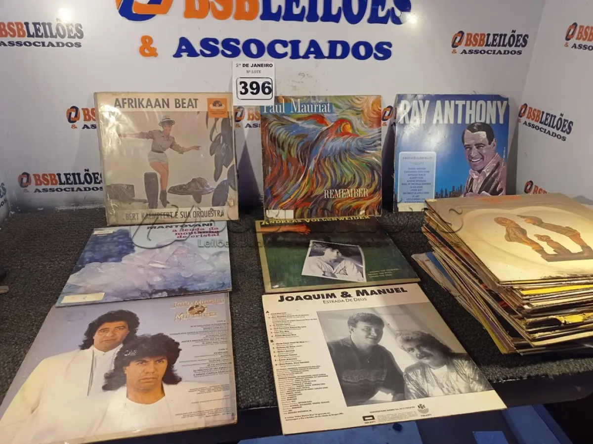 LOTE 396 - 01 LOTE COM DIVERSOS DISCOS DE VINIL. (NO ESTADO) ATENÇÃO! FAZER A VISITAÇÃO ANTES DE ARREMATAR, NÃO SABEMOS SE FUNCIONA. LEILÃO NÃO TEM GARANTIA E NEM DEVOLUÇÃO, SUJEITO A POSSÍVEIS AVARIAS VISÍVEIS/OCULTAS E/OU AUSÊNCIA DE COMPONENTES.