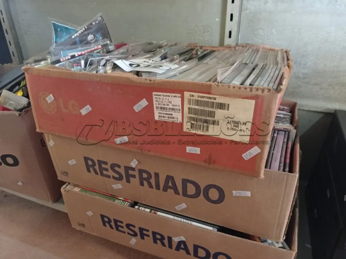 LOTE 042 - 01 LOTE COM GRANDE QUANTIDADE DE DVD’S DE TÍTULOS DIVERSOS. (NO ESTADO) ATENÇÃO! FAZER A VISITAÇÃO ANTES DE ARREMATAR, NÃO SABEMOS SE FUNCIONA. LEILÃO NÃO TEM GARANTIA E NEM DEVOLUÇÃO, SUJEITO A POSSÍVEIS AVARIAS VISÍVEIS/OCULTAS E/OU AUSÊNCIA DE COMPONENTES.