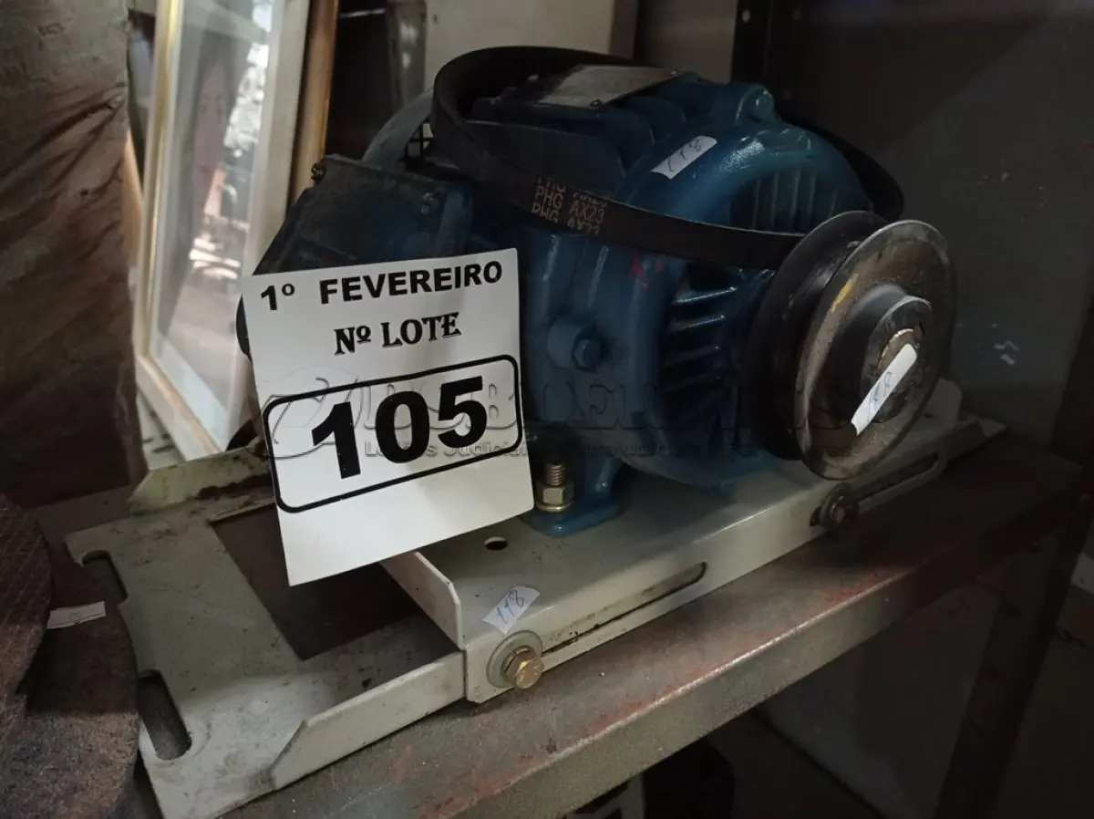 LOTE 105 - 01 MOTOR TRIFÁSICO. (NO ESTADO) ATENÇÃO! FAZER A VISITAÇÃO ANTES DE ARREMATAR, NÃO SABEMOS SE FUNCIONA. LEILÃO NÃO TEM GARANTIA E NEM DEVOLUÇÃO, SUJEITO A POSSÍVEIS AVARIAS VISÍVEIS/OCULTAS E/OU AUSÊNCIA DE COMPONENTES.