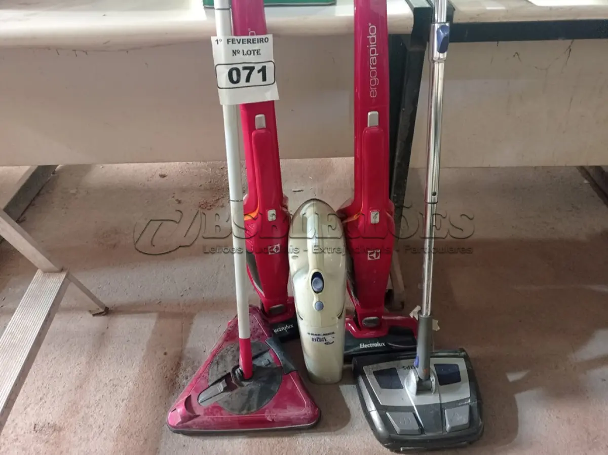 LOTE 071 - 05 ASPIRADORES DE PÓ MARCAS E MODELOS DIVERSOS. (NO ESTADO) ATENÇÃO! FAZER A VISITAÇÃO ANTES DE ARREMATAR, NÃO SABEMOS SE FUNCIONA. LEILÃO NÃO TEM GARANTIA E NEM DEVOLUÇÃO, SUJEITO A POSSÍVEIS AVARIAS VISÍVEIS/OCULTAS E/OU AUSÊNCIA DE COMPONENTES.