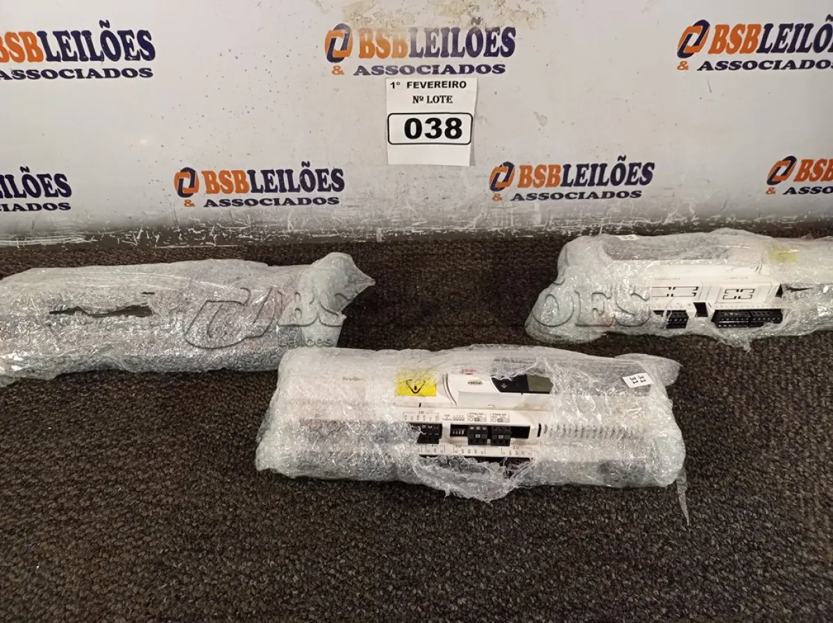 LOTE 038 - 03 CONTROLADORAS PARA CÂMARA FRIA. (NO ESTADO) ATENÇÃO! FAZER A VISITAÇÃO ANTES DE ARREMATAR, NÃO SABEMOS SE FUNCIONA. LEILÃO NÃO TEM GARANTIA E NEM DEVOLUÇÃO, SUJEITO A POSSÍVEIS AVARIAS VISÍVEIS/OCULTAS E/OU AUSÊNCIA DE COMPONENTES.