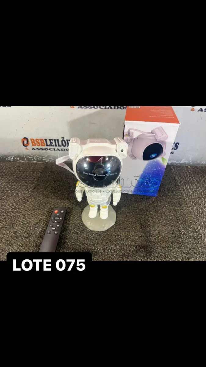 LOTE 075 - 01 PROJETOR ASTRONAUTA TAMANHO G COM CONTROLE ( NOVO ) ( NO ESTADO )