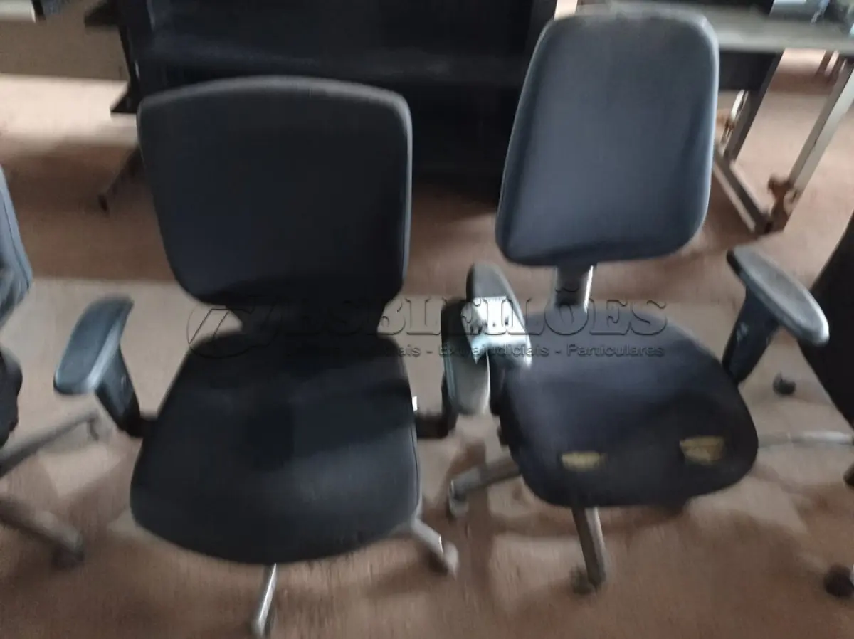 LOTE 507 - 02 CADEIRAS PARA ESCRITÓRIO NA COR PRETA. (NO ESTADO) ATENÇÃO! FAZER A VISITAÇÃO ANTES DE ARREMATAR, NÃO SABEMOS SE FUNCIONA. LEILÃO NÃO TEM GARANTIA E NEM DEVOLUÇÃO, SUJEITO A POSSÍVEIS AVARIAS VISÍVEIS/OCULTAS E/OU AUSÊNCIA DE COMPONENTES.