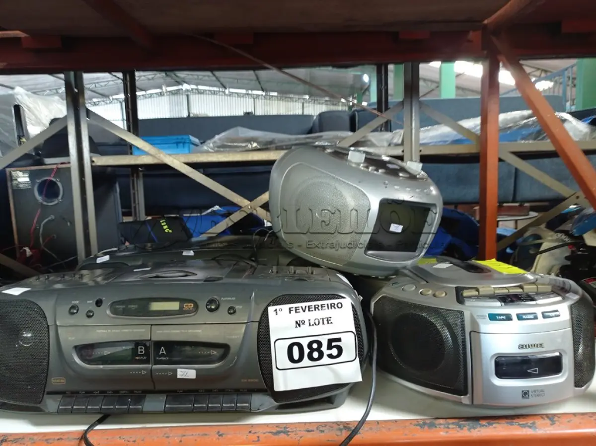 LOTE 085 - 05 APARELHOS DE SOM MARCAS E MODELOS DIVERSOS. (NO ESTADO) ATENÇÃO! FAZER A VISITAÇÃO ANTES DE ARREMATAR, NÃO SABEMOS SE FUNCIONA. LEILÃO NÃO TEM GARANTIA E NEM DEVOLUÇÃO, SUJEITO A POSSÍVEIS AVARIAS VISÍVEIS/OCULTAS E/OU AUSÊNCIA DE COMPONENTES.