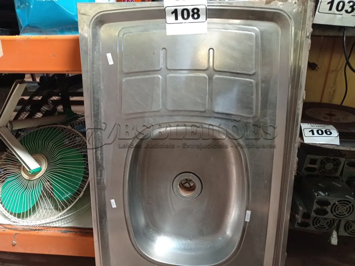 LOTE 108 - 01 PIA EM INOX CIMENTADA. (NO ESTADO) ATENÇÃO! FAZER A VISITAÇÃO ANTES DE ARREMATAR, NÃO SABEMOS SE FUNCIONA. LEILÃO NÃO TEM GARANTIA E NEM DEVOLUÇÃO, SUJEITO A POSSÍVEIS AVARIAS VISÍVEIS/OCULTAS E/OU AUSÊNCIA DE COMPONENTES.
