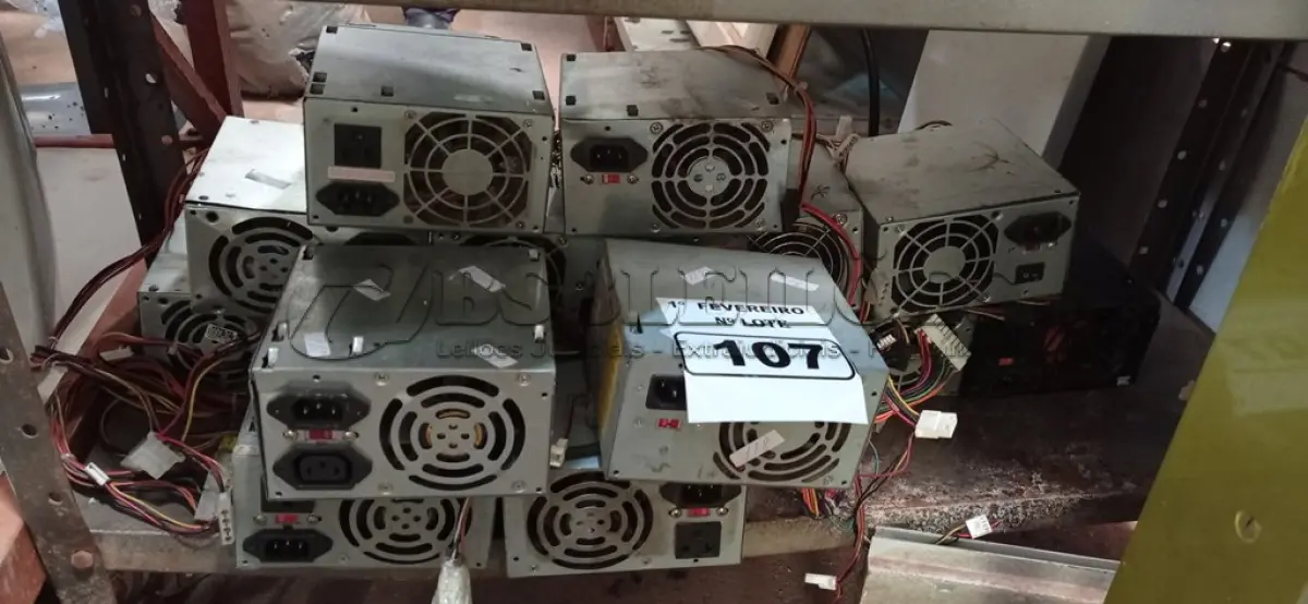 LOTE 107 - 01 LOTE COM VÁRIAS FONTES PARA PC MARCAS E MODELOS DIVERSOS. (NO ESTADO) ATENÇÃO! FAZER A VISITAÇÃO ANTES DE ARREMATAR, NÃO SABEMOS SE FUNCIONA. LEILÃO NÃO TEM GARANTIA E NEM DEVOLUÇÃO, SUJEITO A POSSÍVEIS AVARIAS VISÍVEIS/OCULTAS E/OU AUSÊNCIA DE COMPONENTES.