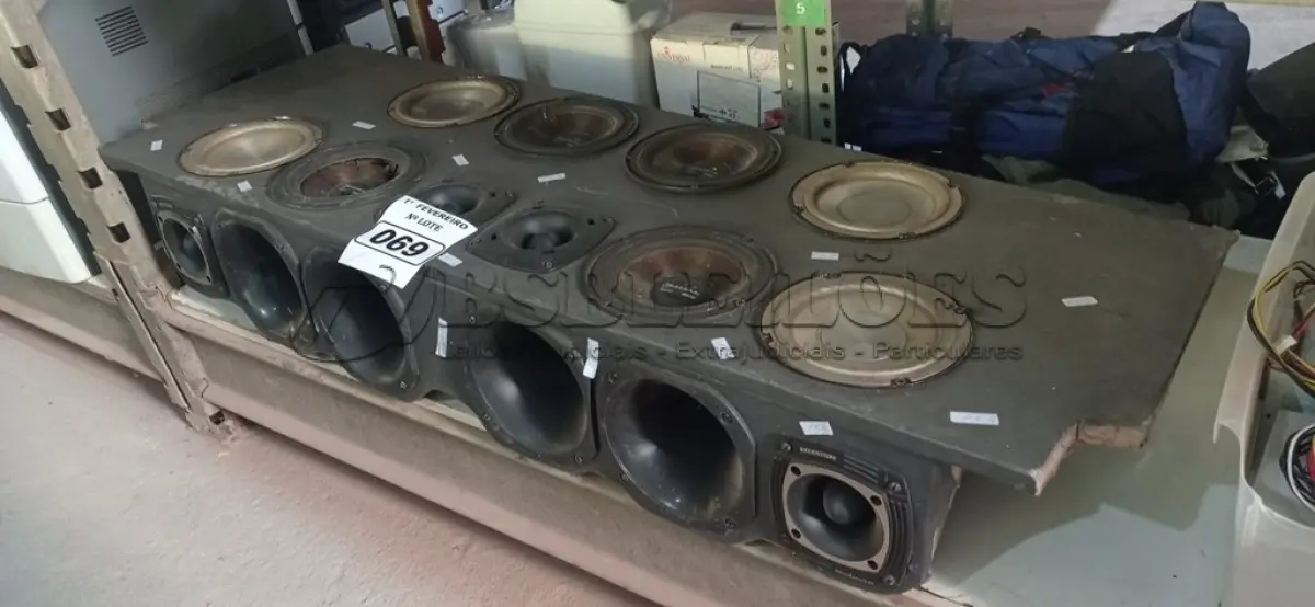 LOTE 069 - 01 TAMPÃO DE SOM AUTOMOTIVO. (NO ESTADO) ATENÇÃO! FAZER A VISITAÇÃO ANTES DE ARREMATAR, NÃO SABEMOS SE FUNCIONA. LEILÃO NÃO TEM GARANTIA E NEM DEVOLUÇÃO, SUJEITO A POSSÍVEIS AVARIAS VISÍVEIS/OCULTAS E/OU AUSÊNCIA DE COMPONENTES.