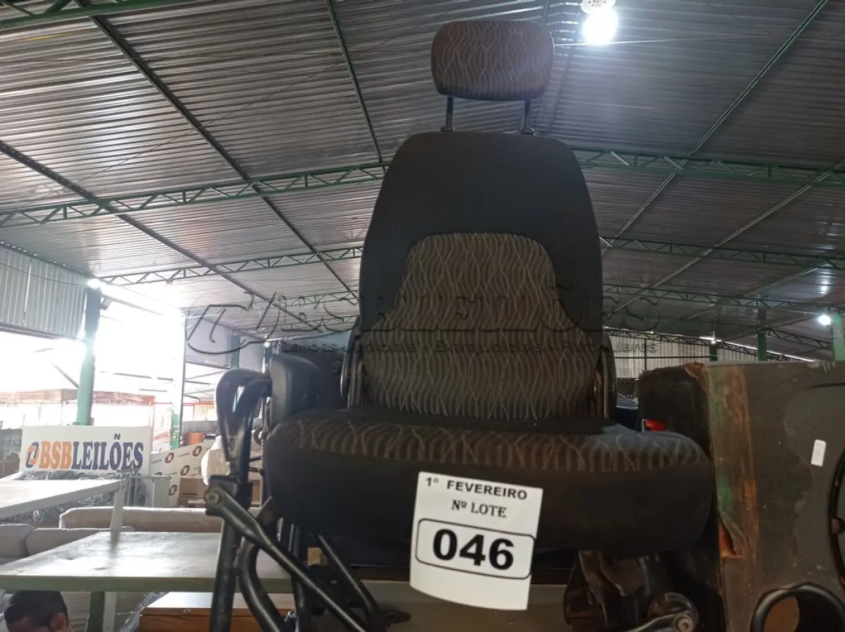 LOTE 046 - 01 BANCO DE CARRO. (NO ESTADO) ATENÇÃO! FAZER A VISITAÇÃO ANTES DE ARREMATAR, NÃO SABEMOS SE FUNCIONA. LEILÃO NÃO TEM GARANTIA E NEM DEVOLUÇÃO, SUJEITO A POSSÍVEIS AVARIAS VISÍVEIS/OCULTAS E/OU AUSÊNCIA DE COMPONENTES.